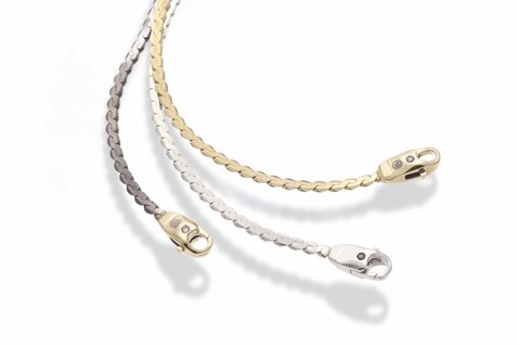 Serpentine chains with houglass lock and diamonds